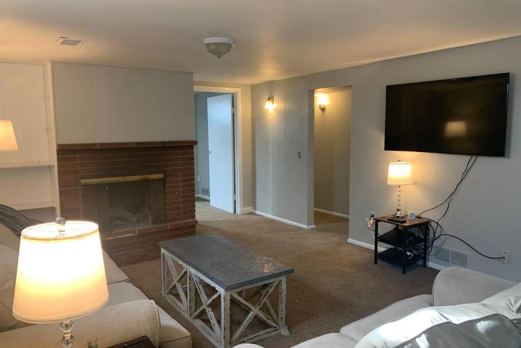 3 King Beds + Bunk Beds On Broadway Villa Littleton Exterior photo